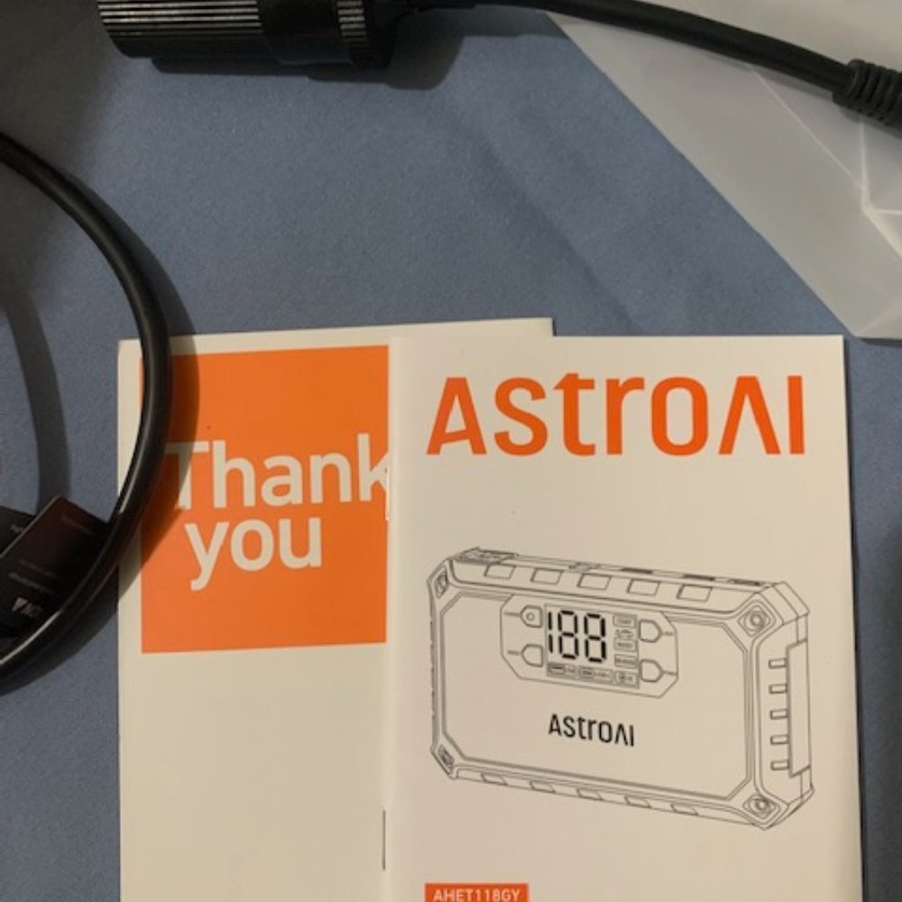 AstroAI multifunctional Jump Starter - Picture 8 of 10